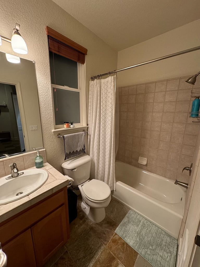 2nd bathroom with a shower/bathtub.