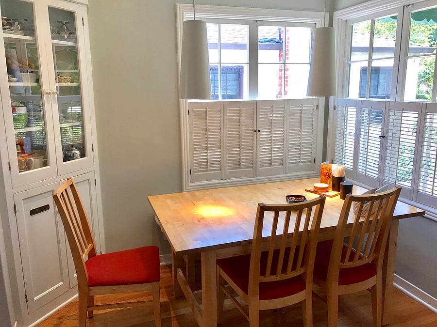 Kitchen nook dining w TV