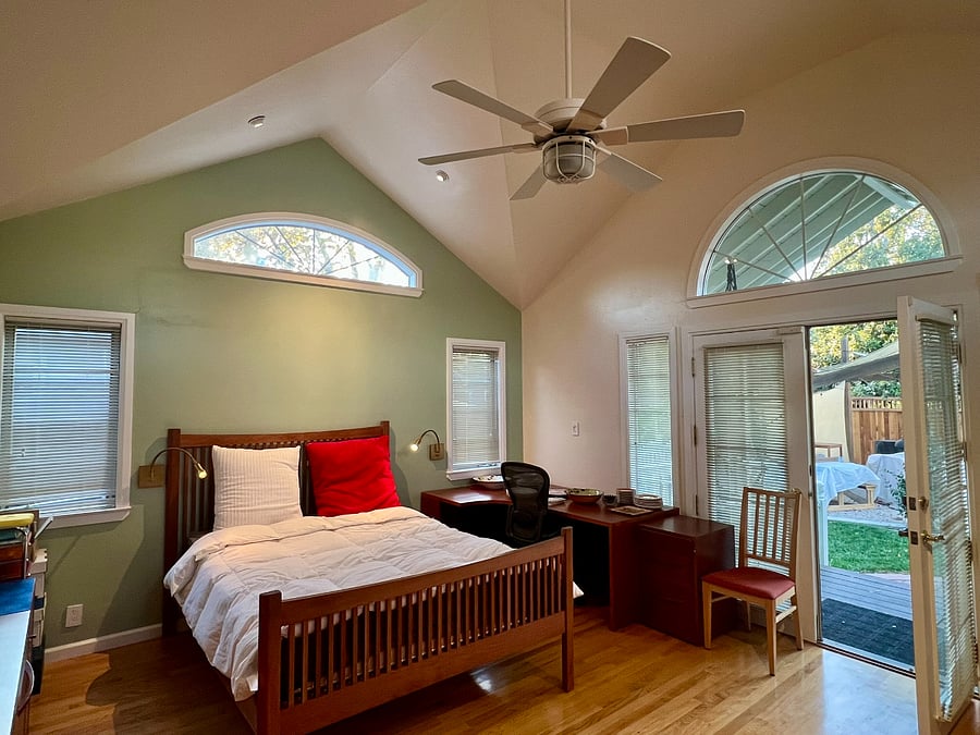 Master suite w queen bed, large desk, cabinets