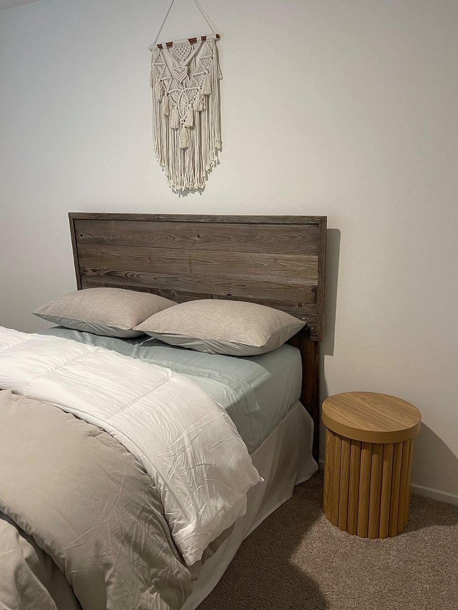 2 of 3 upstairs bedroom.
Full size bed.