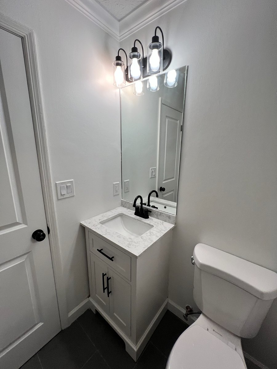 Guest bathroom with Quartz countertop