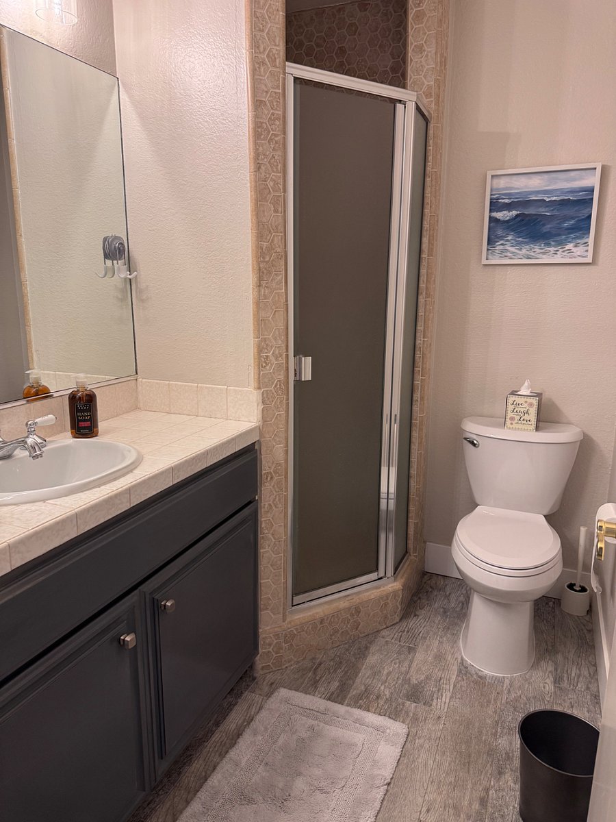 Upstairs 2nd bathroom