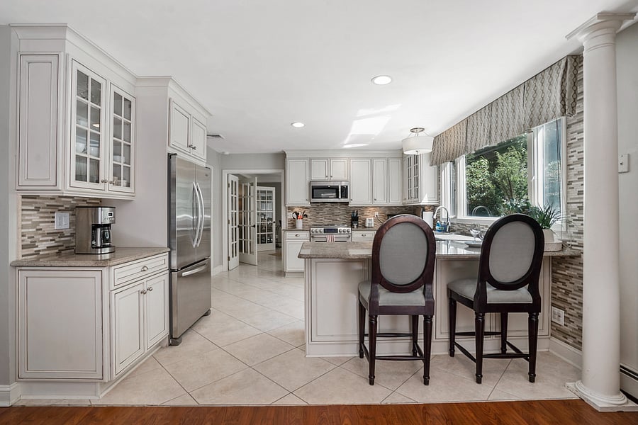 Kitchen counter with 2 seaters