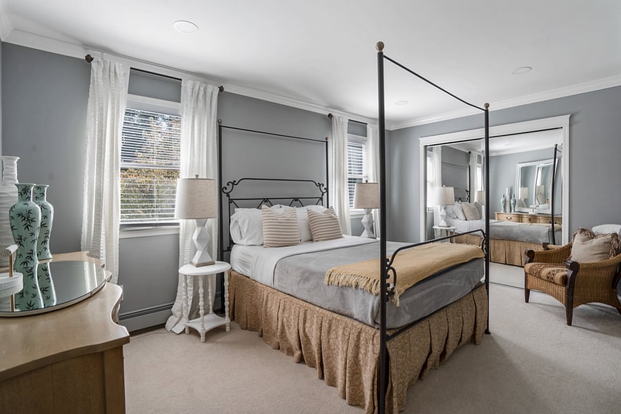 Bedroom with queen bed