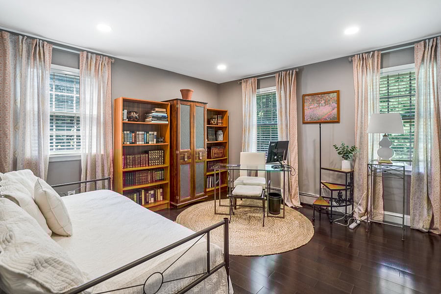 Office with daybed