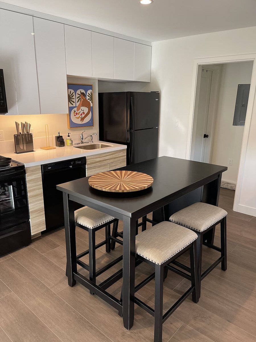 Chef style kitchen with eat in island seats 4.