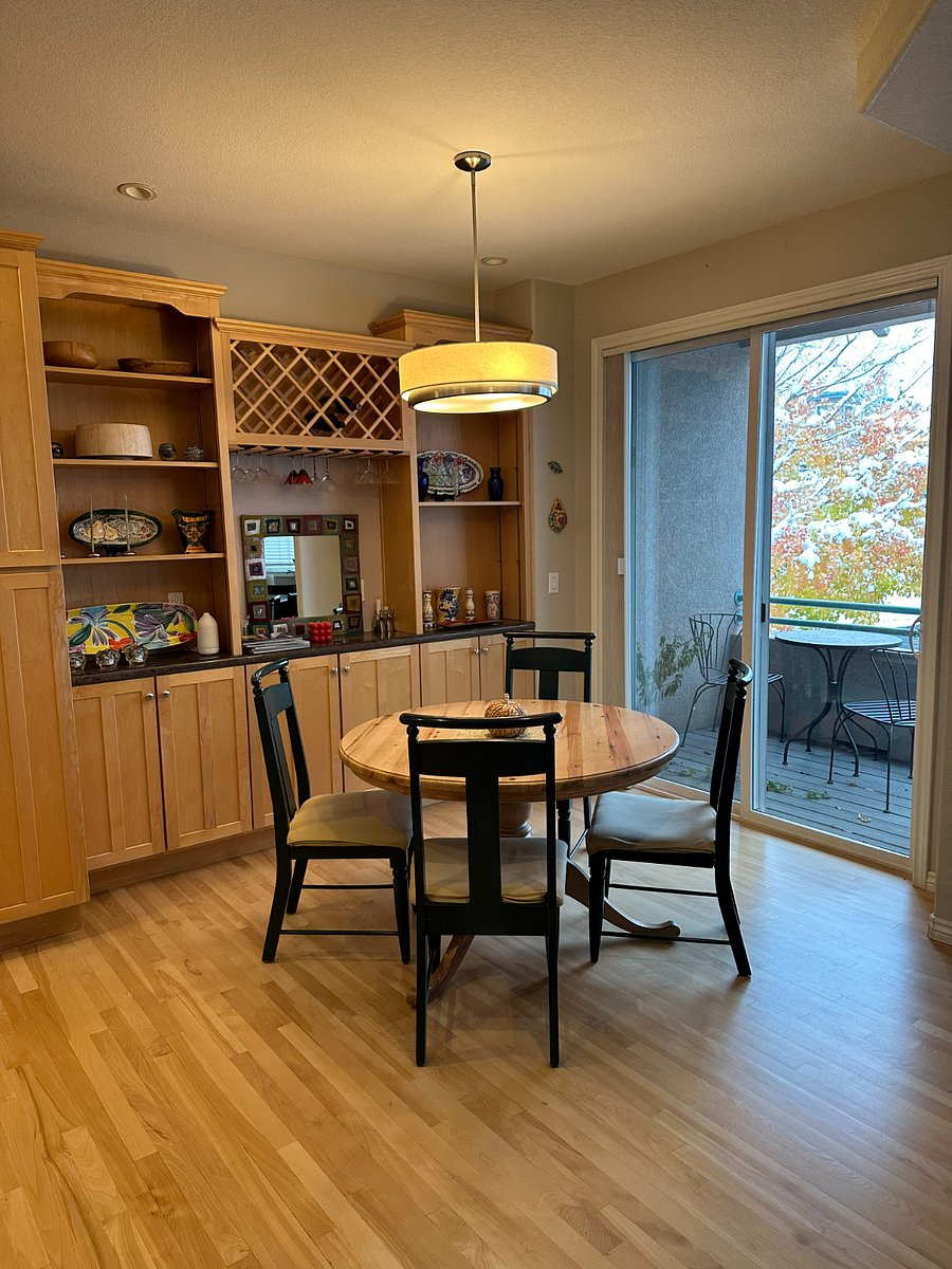 Eat-in kitchen