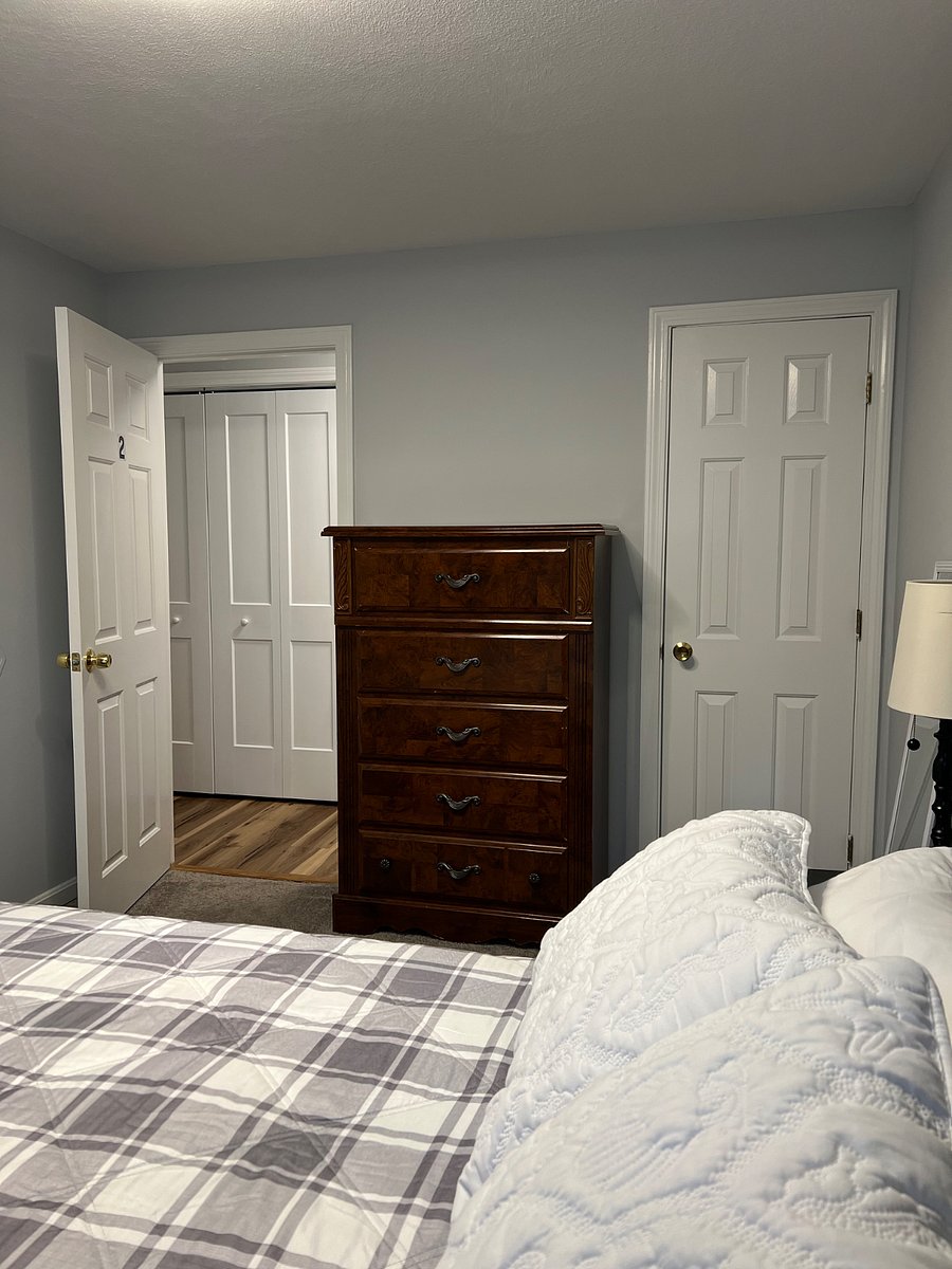Bedroom 1- Full Bed