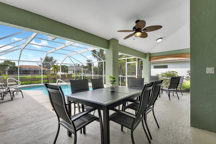 Covered lanai area and large expandable table (seats 8) to enjoy many meals outside.
