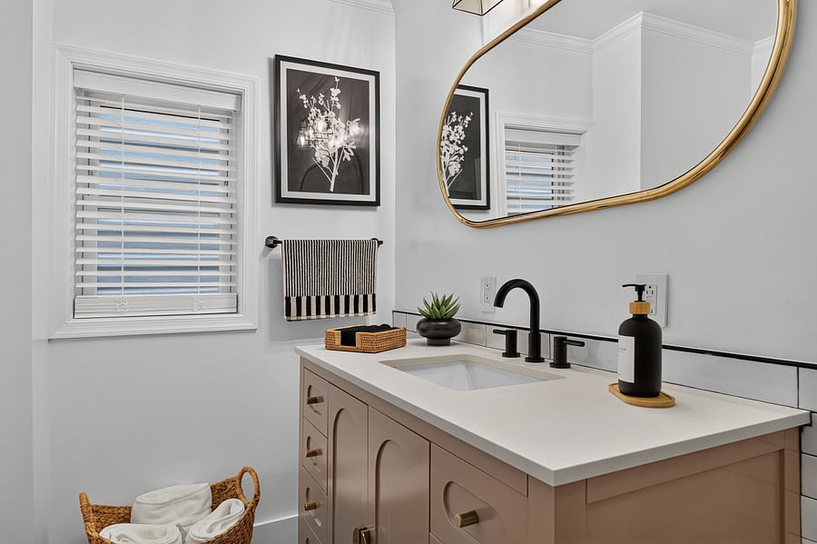En-suite full bath - 2nd floor