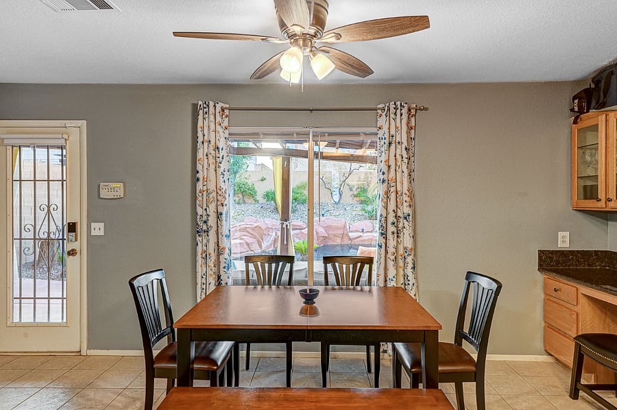 Dining table for up to 6 people