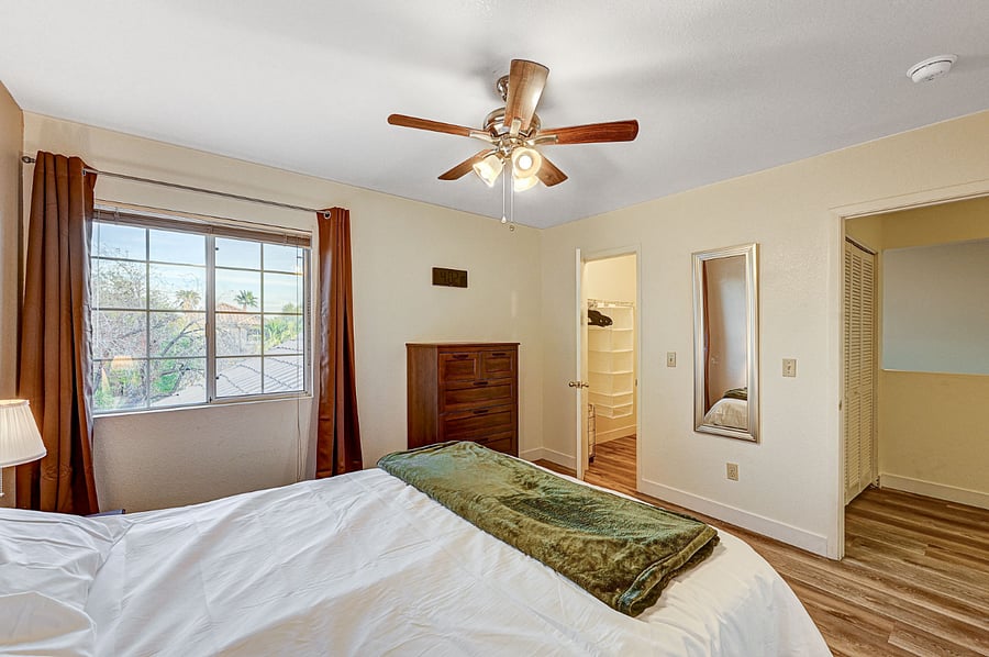 Second bedroom with a queen bed