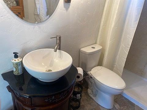 Modern sink and toilet with Boudet Great lighting