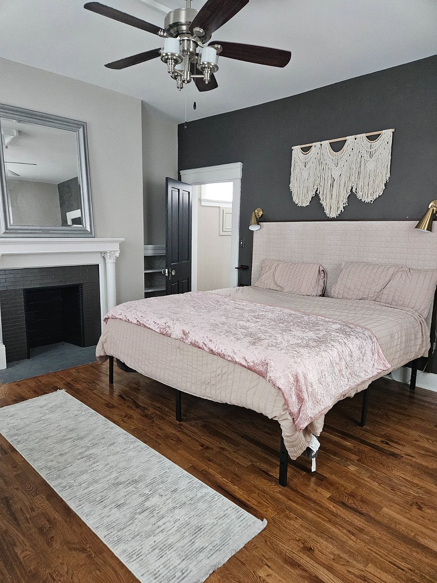 masterbedroom 2nd floor king