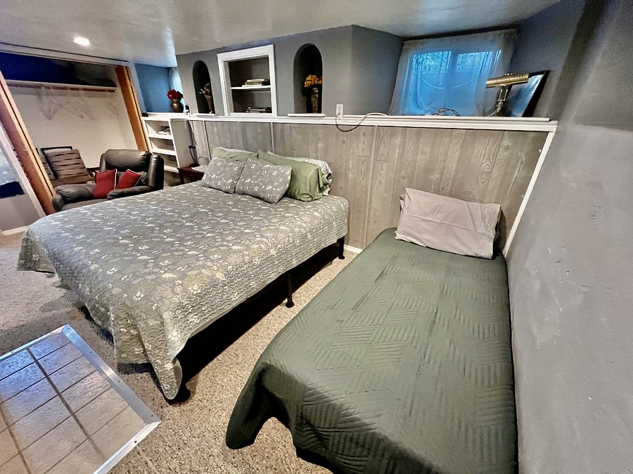 King sized bed with extra sleeper