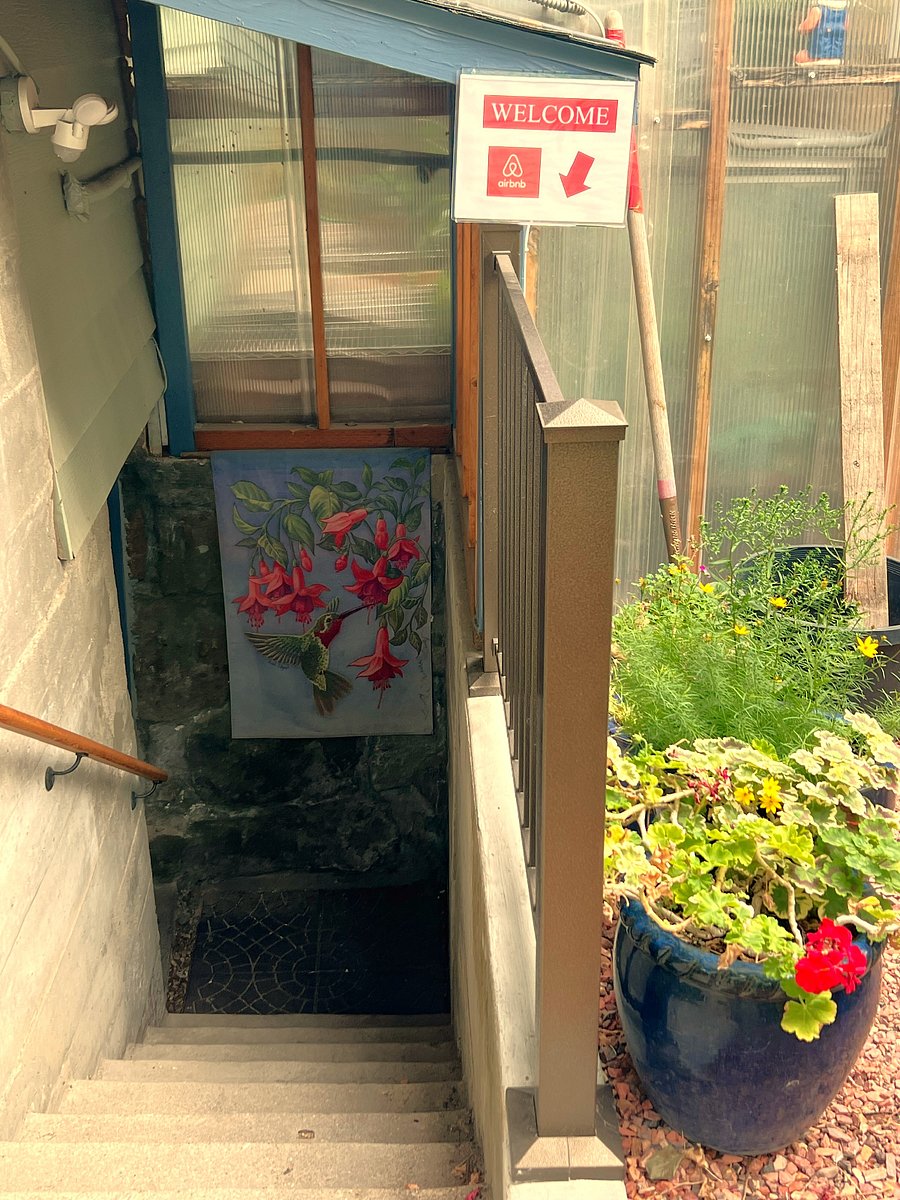 Entry way down 7 steps