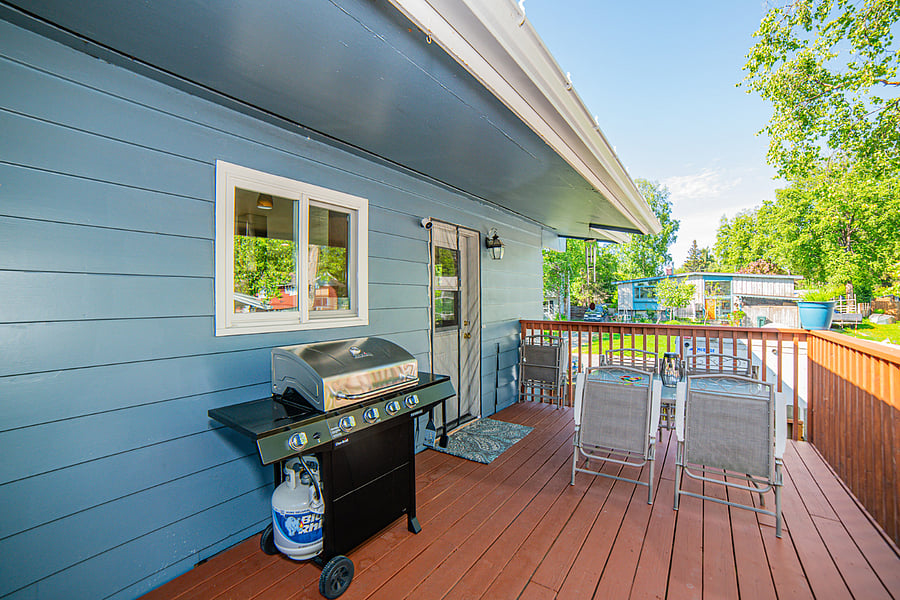 Back deck with Gas grill