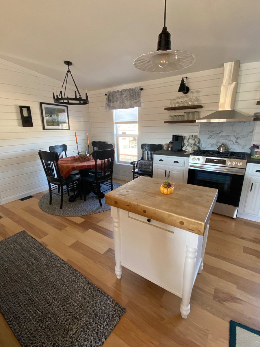 Dining table extends to seat 6