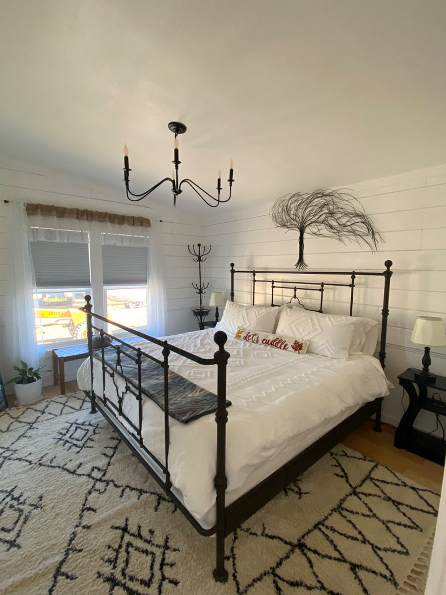 Master, king bed