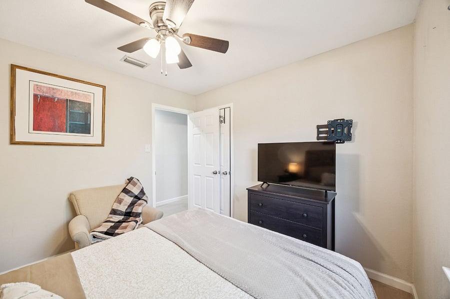 2nd bedroom with queen bed