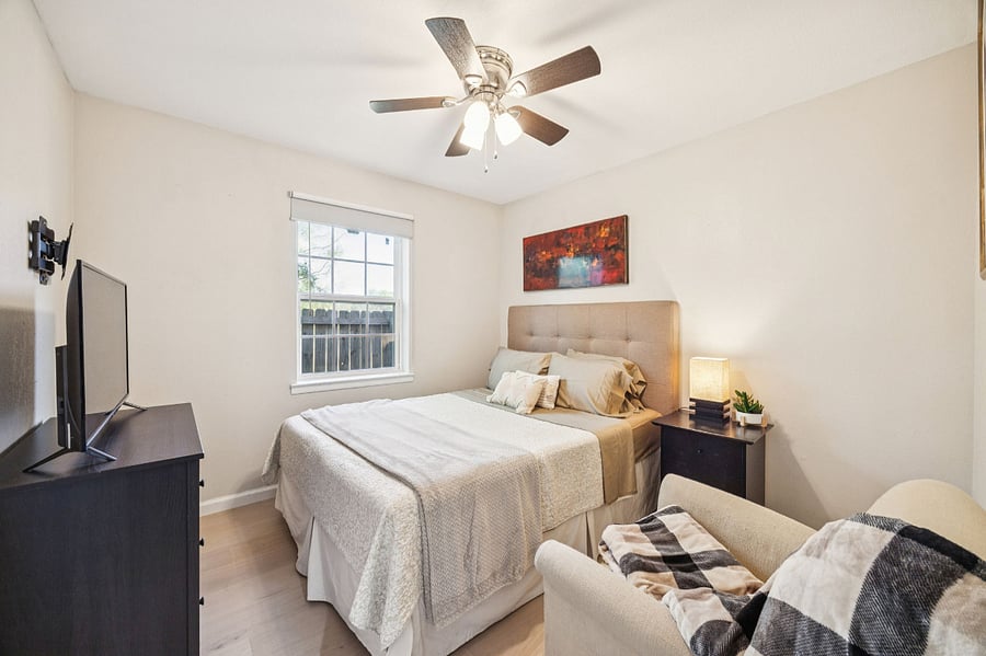 2nd bedroom with queen bed