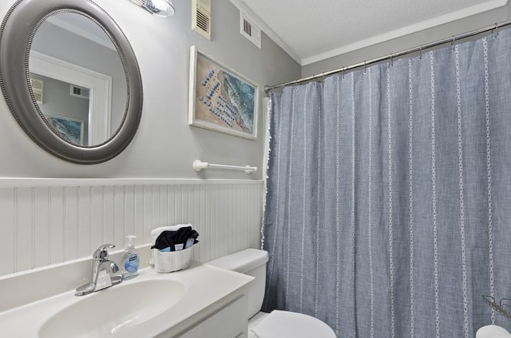 Primary en suite bathroom