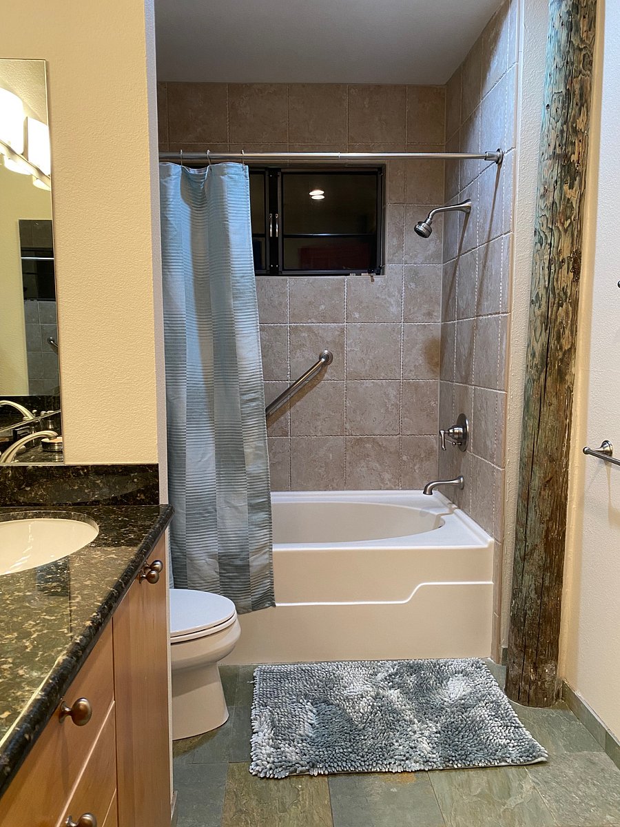 Large bathtub/shower.