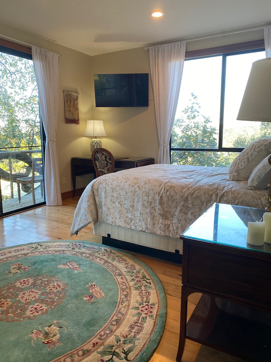 Oaktop bedroom, 3000 sq ft, including private bathroom, facing out