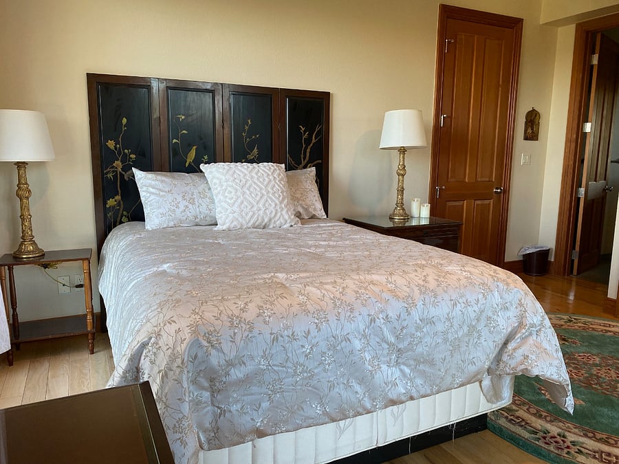 Oaktop bedroom, 3000 sq ft including private bathroom, facing in. 
