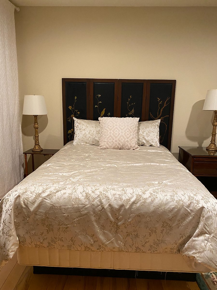 Queen bed, bedding & sheet sets included. 