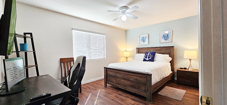 Queen Bed with Large Computer Work Station with Monitor and Large 55" ROKU SMART TV on Super Fast Wifi, mirrorable and Phone Casting Available. 
100% Cotton Linens, Hotel Quality with 400 Thread Count. Sealy Mattress and Pillows.