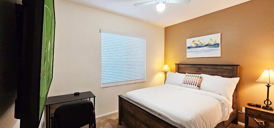FIRST FLOOR  QUEEN Bedroom with Adjacent FULL BATH, with Shower and Tub. Great fol Elderly  or handicap as First Level no Stairs needed .  Queen Bed  with Computer Desk and 50" TV.
100% Cotton Linens, Hotel Quality with 400 Thread Count. Sealy Mattress and Pillows.