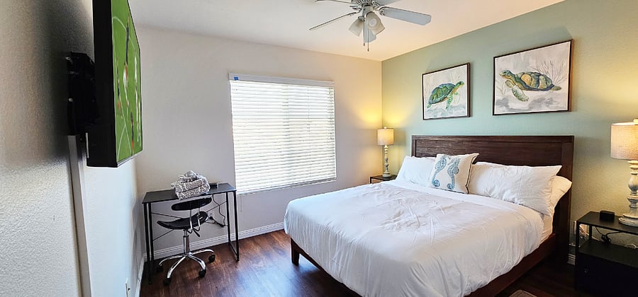 Queen Sized Bed with 100% Cotton 400 count Sheets. Sealy Mattressses and Pillows make for great nights sleep. 