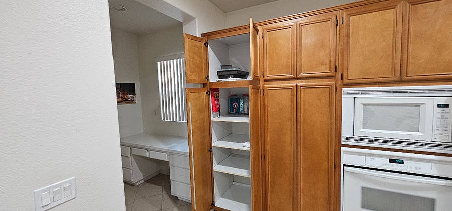 Lots of room for your food items. large Pantry. Big kitchen 