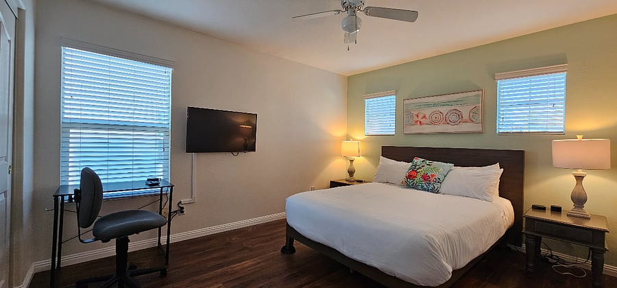 Queen Bed with Large Computer Work Station with Monitor and Large 55" ROKU SMART TV on Super Fast Wifi, mirrorable and Phone Casting Available. 
100% Cotton Linens, Hotel Quality with 400 Thread Count. Sealy Mattress and Pillows.