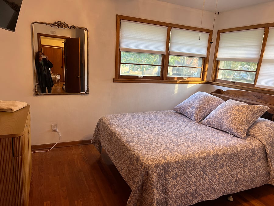 Master bedroom w 1/2 bath