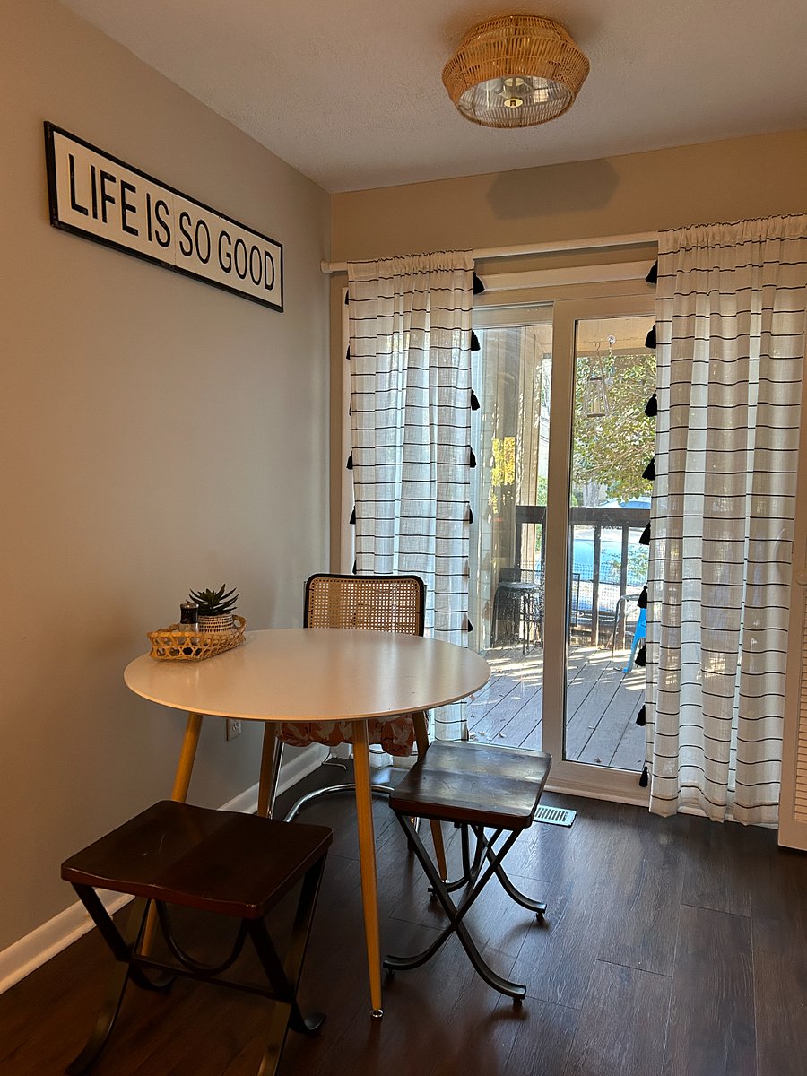 Eat-in kitchen area