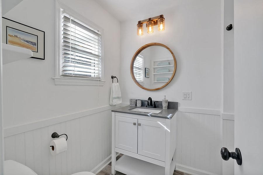 Private bath in front bedroom.