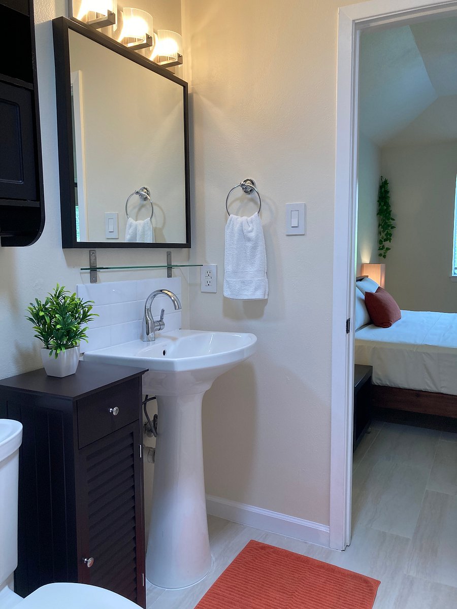Master king bedroom with ensuite bathroom