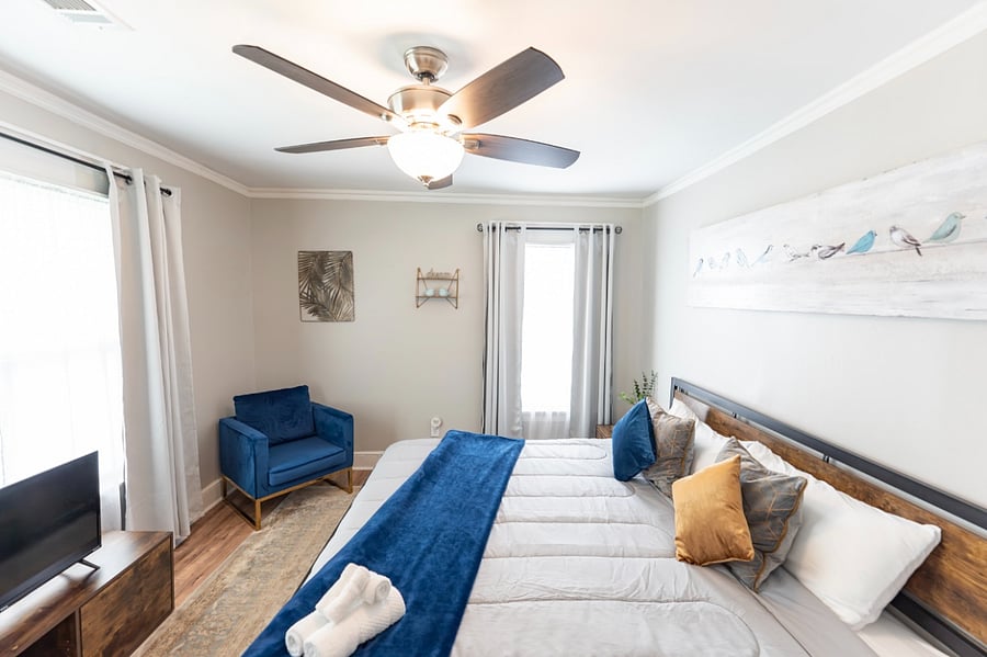 Master Bedroom w/ Seating Area, King Bed