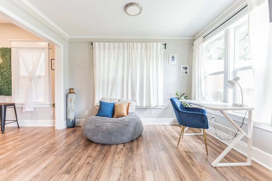 Living room w/Smart TV