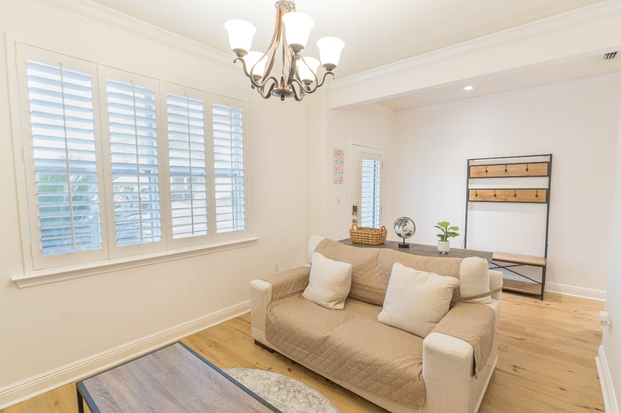 Living room: Smart TV, plush couch, board games
