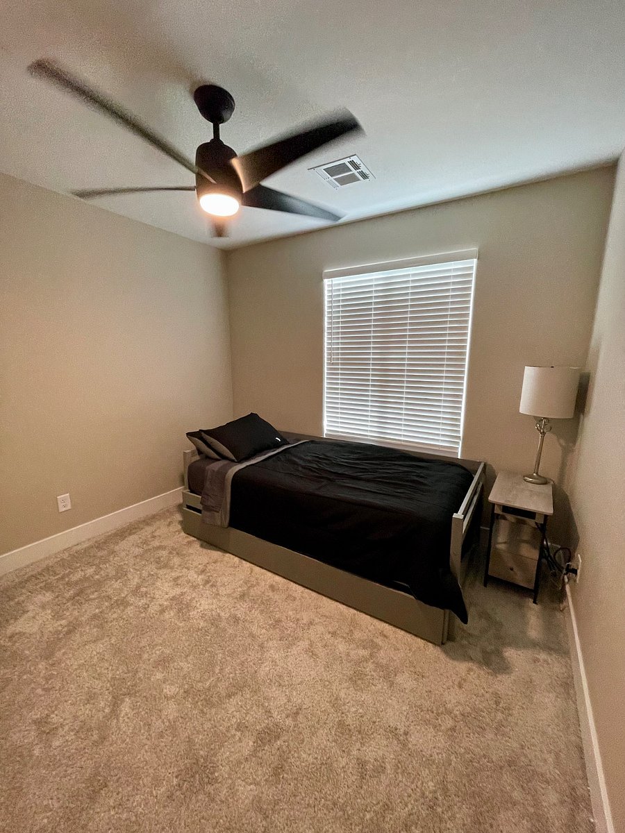Private Room with Twin (can be converted to King)