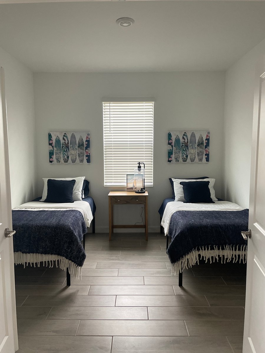 3rd guest room with twin beds.