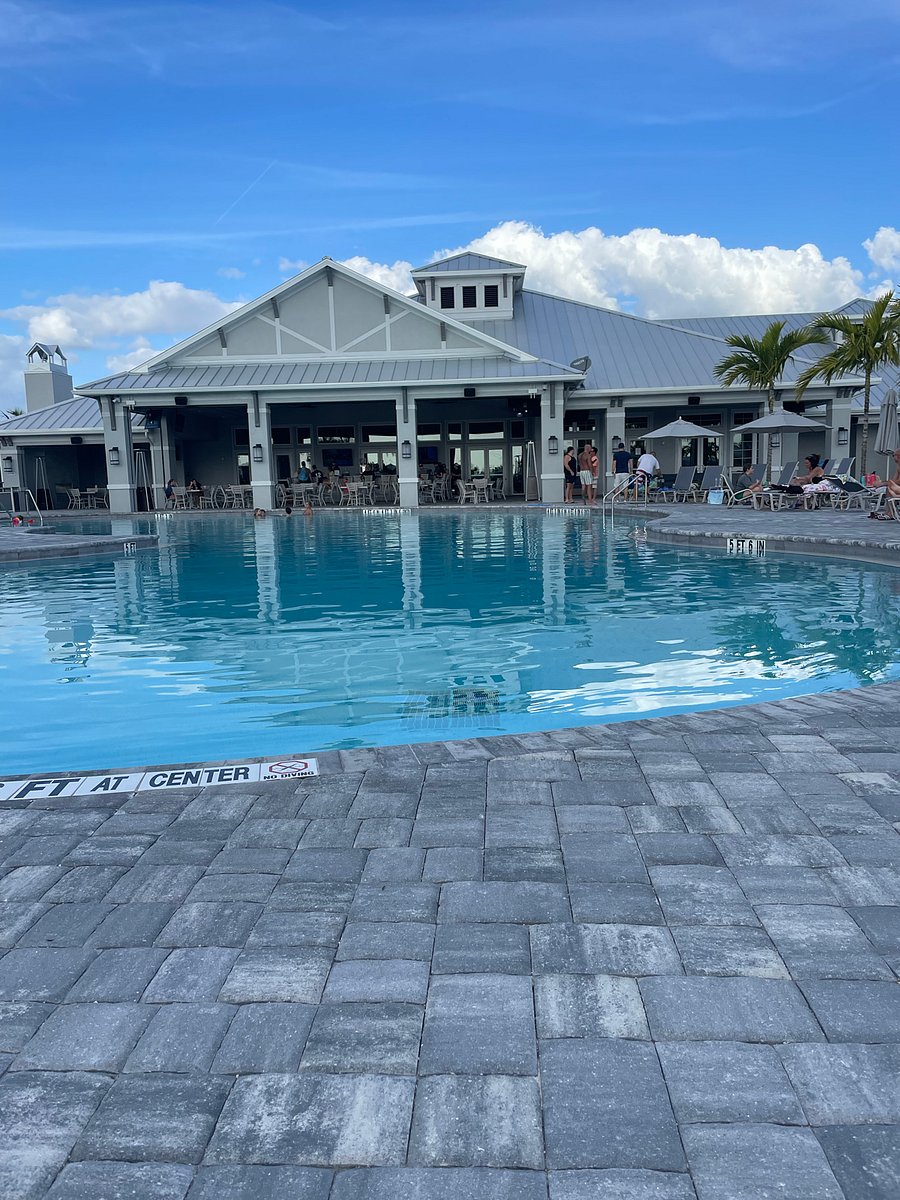 Amenities Centre pool, restaurant, and bar.