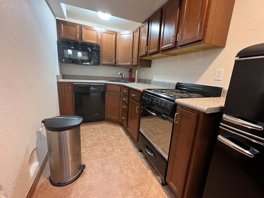 Small but full kitchen appliances (microwave, dishwasher, oven, stovetop, fridge)