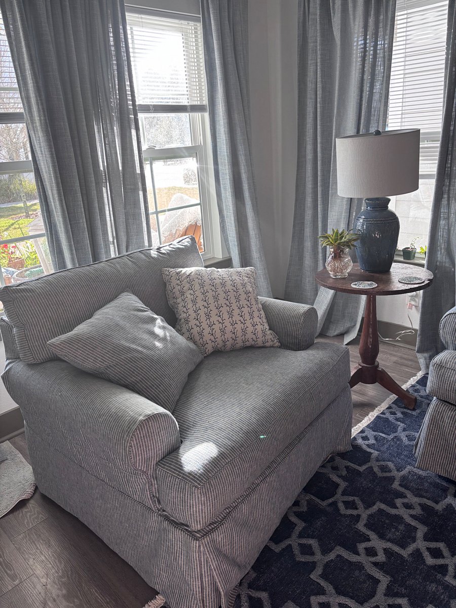 A look at one of the love seats at some of the windows that ensure natural light. Honestly, a lovely spot for a bit of reading, phone-scrolling, and/or couch-potatoing (always without judgment from me).