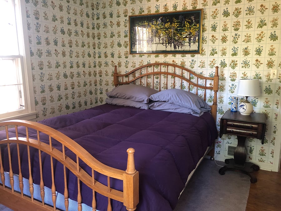 Downstairs bedroom with queen sized bed.