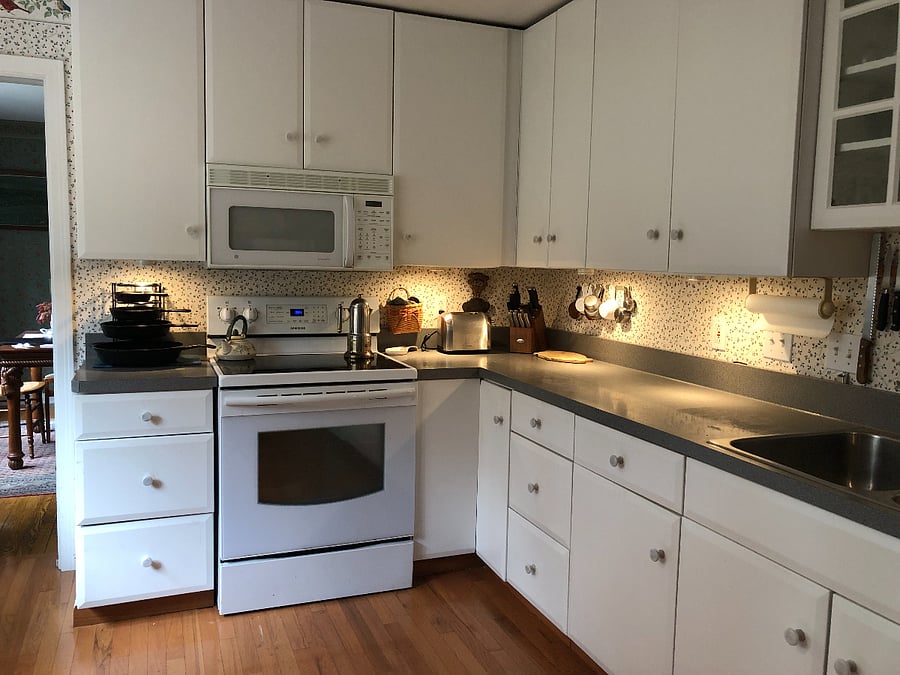 Fully equipped kitchen.