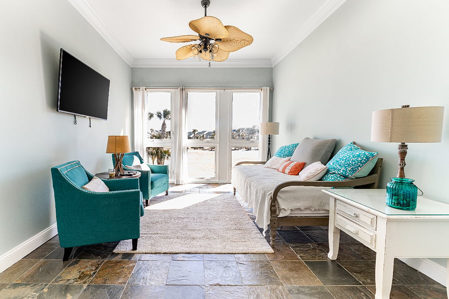 Sunroom with a single bed